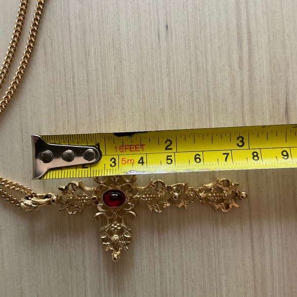 Abbey Cross Signed Avon 1975  with Ruby Red Cabochon Unisex - Picture 4 of 10